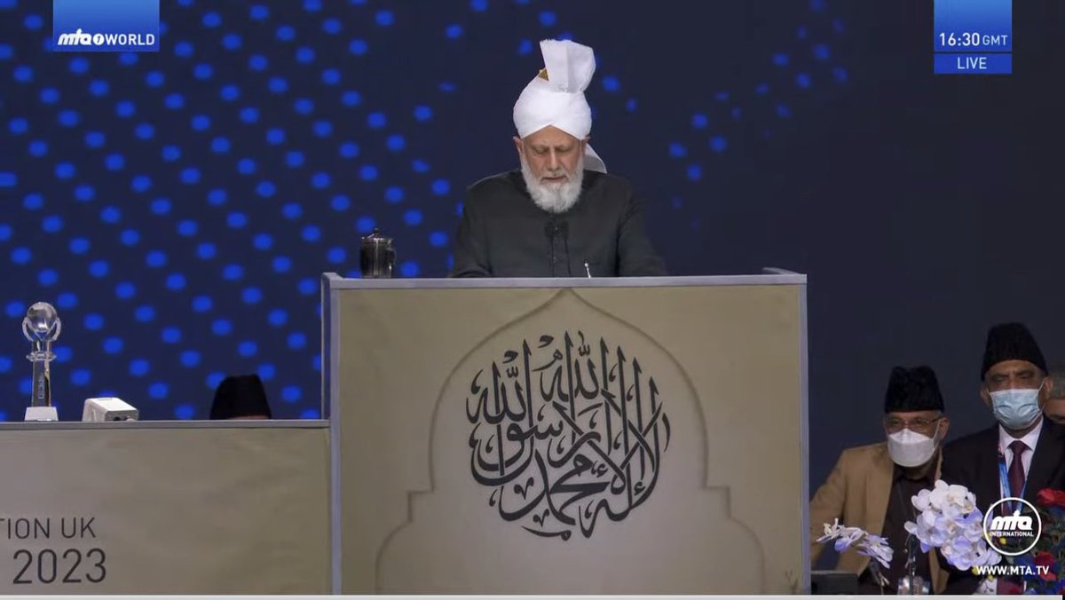 The #Khalifa has a unique way of encouraging you to critically assess yourself, work on your weaknesses, improve on your good deeds

All this without making you feel bad about yourself, in fact he gives you hope and make you want you do better

#JalsaUK final day