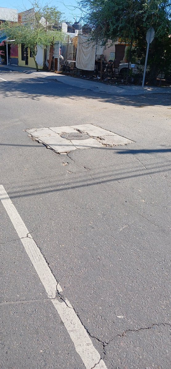 IngOrlando_'s tweet photo. Calle Israel entre Blvd Quiroga y Navojoa
La obra aún está dentro de garantía por vicios ocultos
¡¿Esta es la calidad con la que están #ReparandoHermosillo?!
¡Están heredando problemas en vez de solucionarlos!
#HermosilloCRECE en baches
@CIDUE_HMO @HermosilloGob @tonoastiazaran https://t.co/F1g5E2kWhC