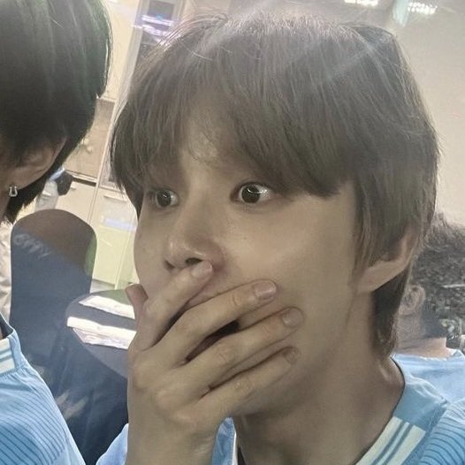 뭐야 ㅅㅂ 존나 잘생겼다...
                                                      이 아기멍게는 뭐죠