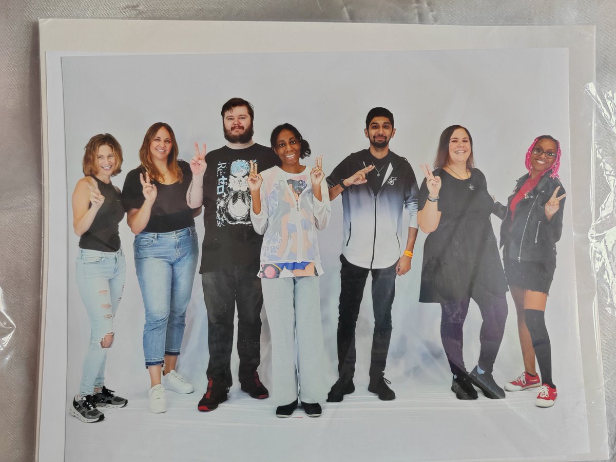 TheOnlyMo94's tweet photo. Megacon was amazing today. Seeing all the genshin cosplayers in their amazing costumes and also meeting @AmberFoxyVox @brittanyccox @kixee @KellyBaskinVO @lberzins_voices and getting a photo with them made me happier 😁 https://t.co/mkiEk4LdEu