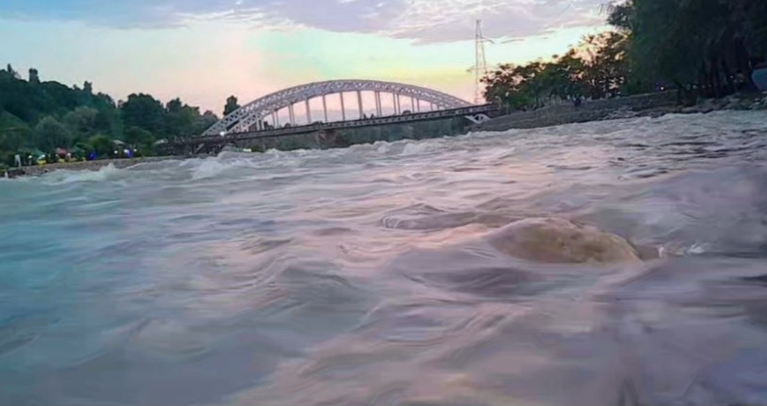 mudasirkps's tweet photo. I am shocked to see the arrogance and ego of vistors, who are taking privilege in throwing their shit and garbage in our water bodies. 
Allah has blessed us Water Streams &amp; what nt bt due to our arrogance we waste it all. I 🙏 all nt to throw garbage on River side #Manigamwayil. https://t.co/3LoTVAsVTU