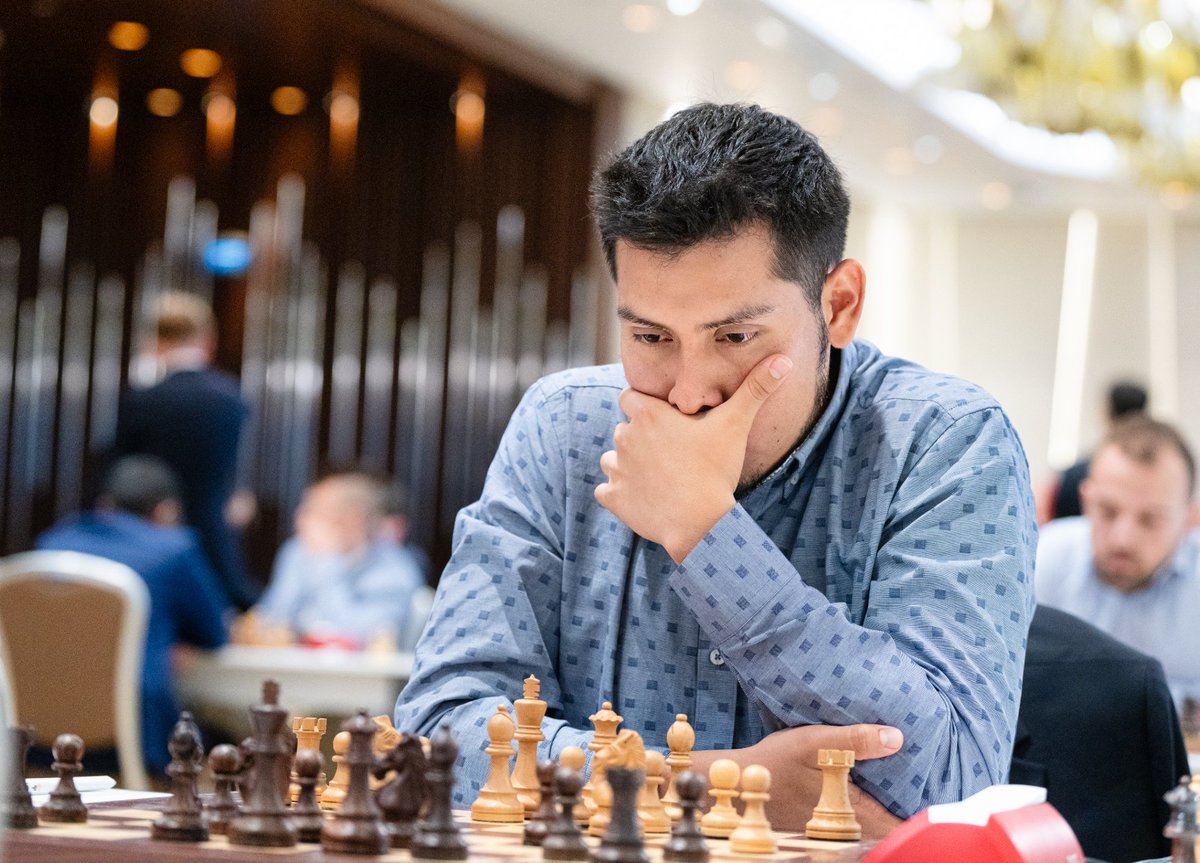 chesscom_es's tweet photo. 🇵🇪 ¡PERÚ da la SORPRESA en Azerbaijan!

Gianmarco Leiva consigue ganar la primera partida contra Demchenko con una excelente técnica en el final.

Una diferencia de 249 puntos de ELO no fue suficiente para frenar al Peruano 👏 https://t.co/P9YYergTDm