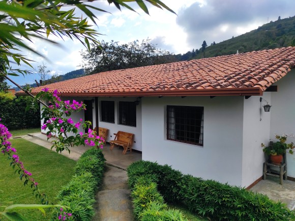 CasasLaCima's tweet photo. Costo diario de la cabaña: $50
Contacto: 0412-1602873
#meridavenezuela #cabañasenmerida #posadaenmerida #alojamientoenmerida #telefericodemerida #telefericomukumbari #petfriendly https://t.co/J3uB70uFrQ