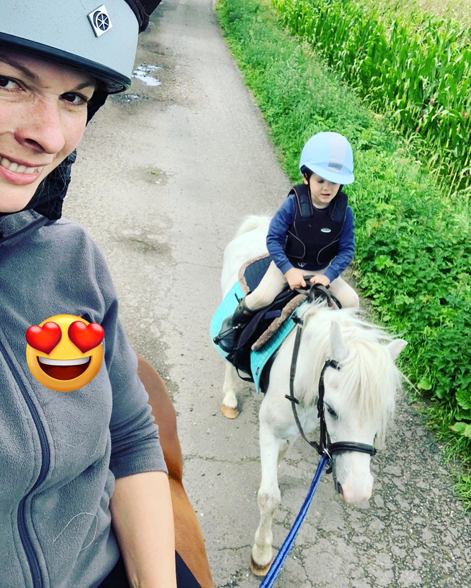 The actual dream
Hacking out with just me, my boy and our ponies 💓💫💙🐎🐎