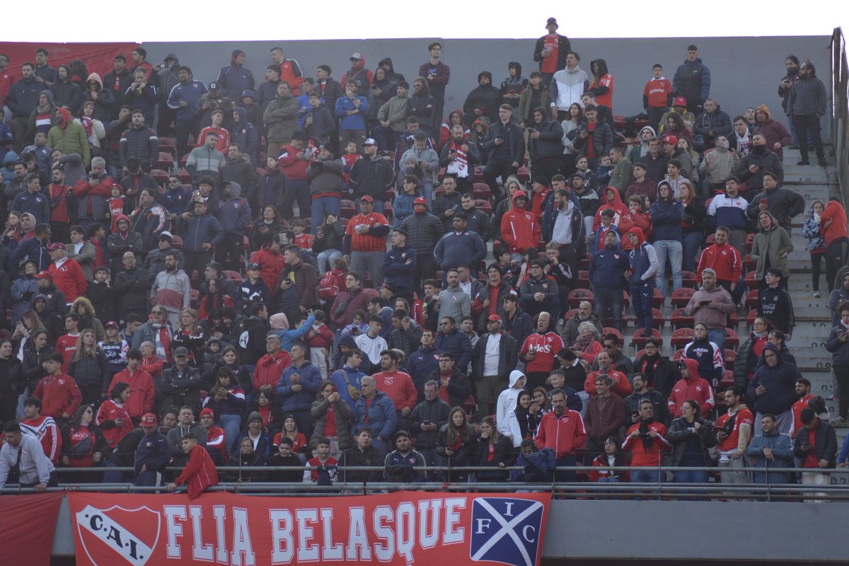 InfiernoRojo's tweet photo. 🇦🇹🔥🔦 ¡ACÁ ESTÁ TU GENTE! BUSCATE [abro hilo] 

Porque están en las buenas y en las malas, siempre por amor a #Independiente.

🔴 Todas las fotos estarán en https://t.co/QMZvlKbWIl

📸 @sofifranzoia
#todorojo #buscate #hinchas #socios #hinchada #reydecopas #orgullonacional https://t.co/L9CprIlj97