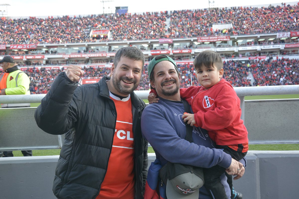 InfiernoRojo's tweet photo. 🇦🇹🔥🔦 ¡ACÁ ESTÁ TU GENTE! BUSCATE [abro hilo] 

Porque están en las buenas y en las malas, siempre por amor a #Independiente.

🔴 Todas las fotos estarán en https://t.co/QMZvlKbWIl

📸 @sofifranzoia
#todorojo #buscate #hinchas #socios #hinchada #reydecopas #orgullonacional https://t.co/L9CprIlj97