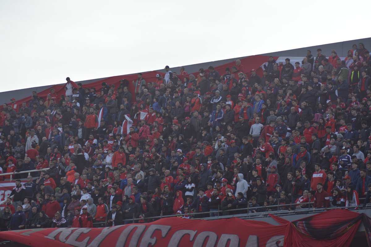 InfiernoRojo's tweet photo. 🇦🇹🔥🔦 ¡ACÁ ESTÁ TU GENTE! BUSCATE [abro hilo] 

Porque están en las buenas y en las malas, siempre por amor a #Independiente.

🔴 Todas las fotos estarán en https://t.co/QMZvlKbWIl

📸 @sofifranzoia
#todorojo #buscate #hinchas #socios #hinchada #reydecopas #orgullonacional https://t.co/L9CprIlj97