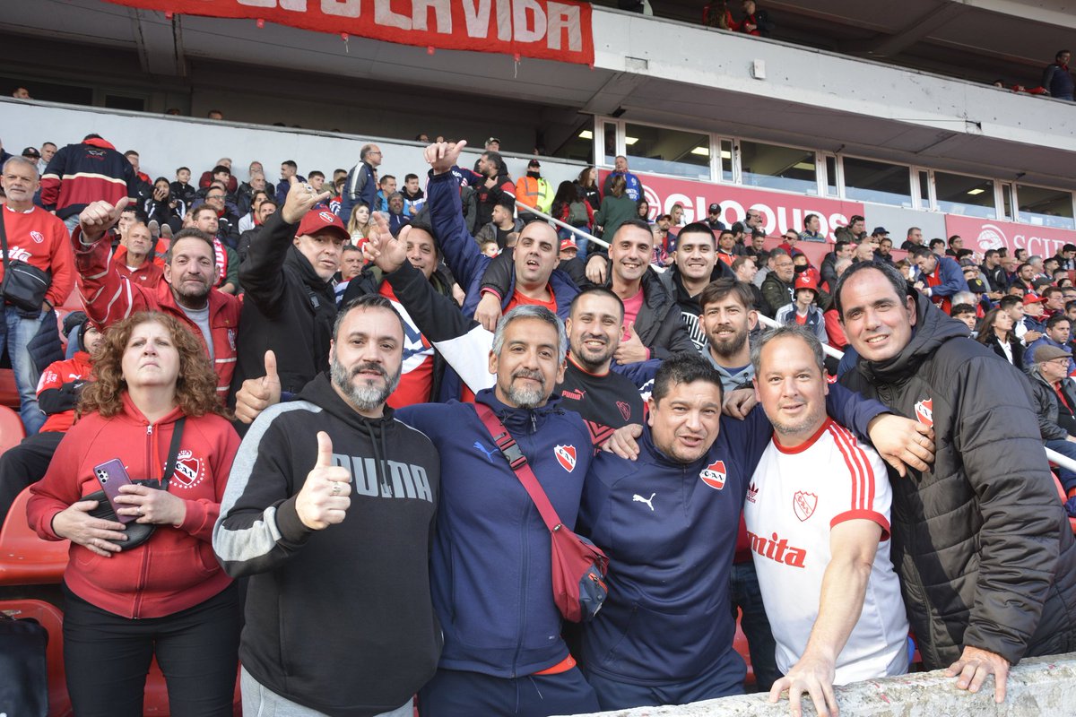 InfiernoRojo's tweet photo. Porque están en las buenas y en las malas, siempre por amor a #Independiente.
🔴 Todas las fotos estarán en https://t.co/QMZvlKbWIl
📸 @sofifranzoia
#todorojo #buscate #hinchas #socios #hinchada #reydecopas #orgullonacional https://t.co/SewkiyF6MF