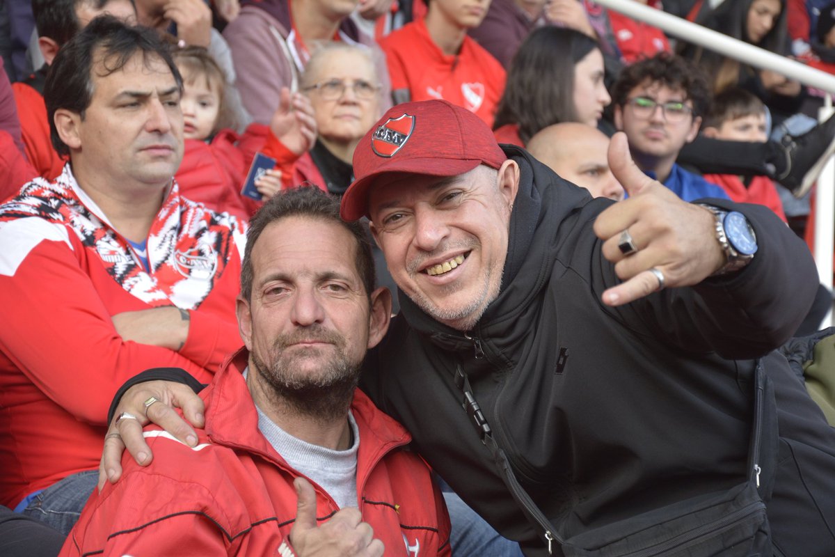 InfiernoRojo's tweet photo. Porque están en las buenas y en las malas, siempre por amor a #Independiente.
🔴 Todas las fotos estarán en https://t.co/QMZvlKbWIl
📸 @sofifranzoia
#todorojo #buscate #hinchas #socios #hinchada #reydecopas #orgullonacional https://t.co/SewkiyF6MF