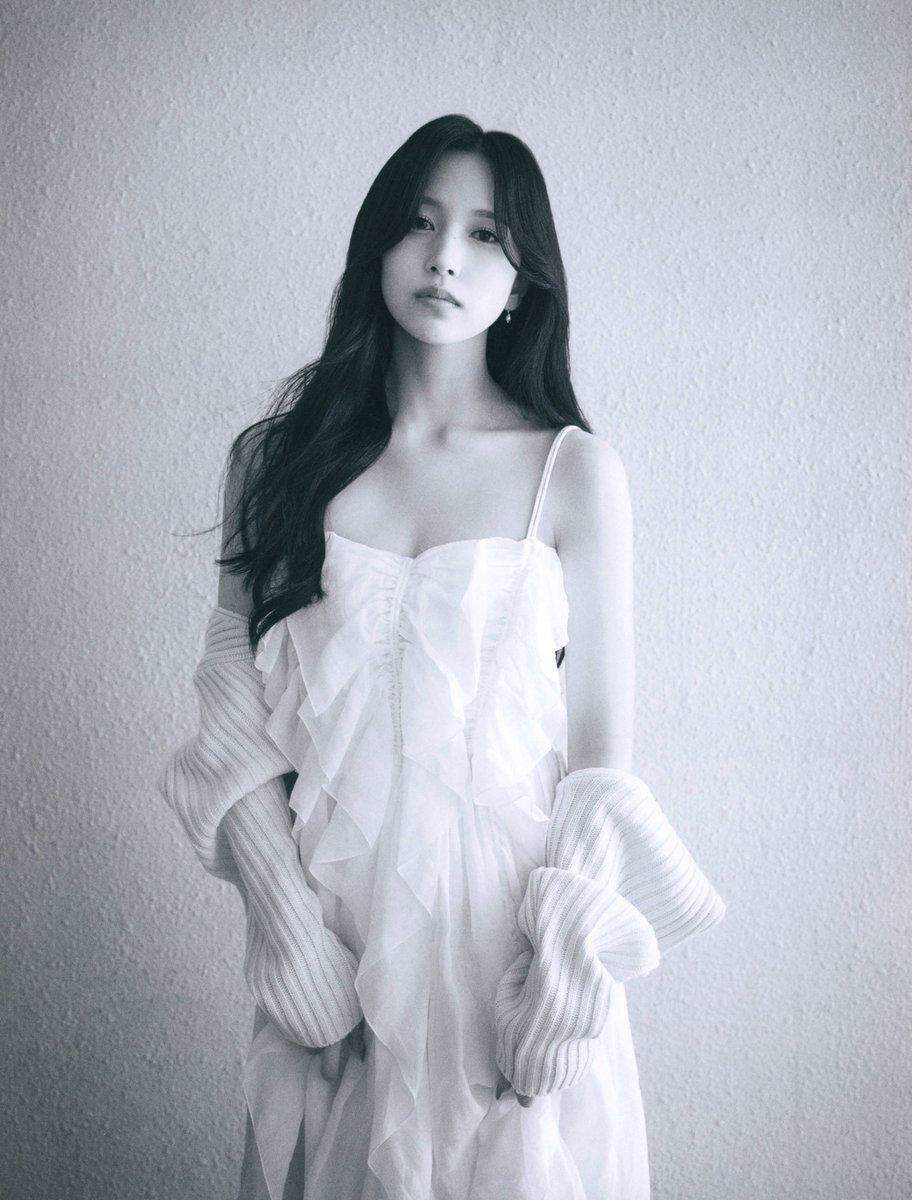 godmitzu's tweet photo. MINA OMG LOOK AT HER https://t.co/f69Gl6y2ah