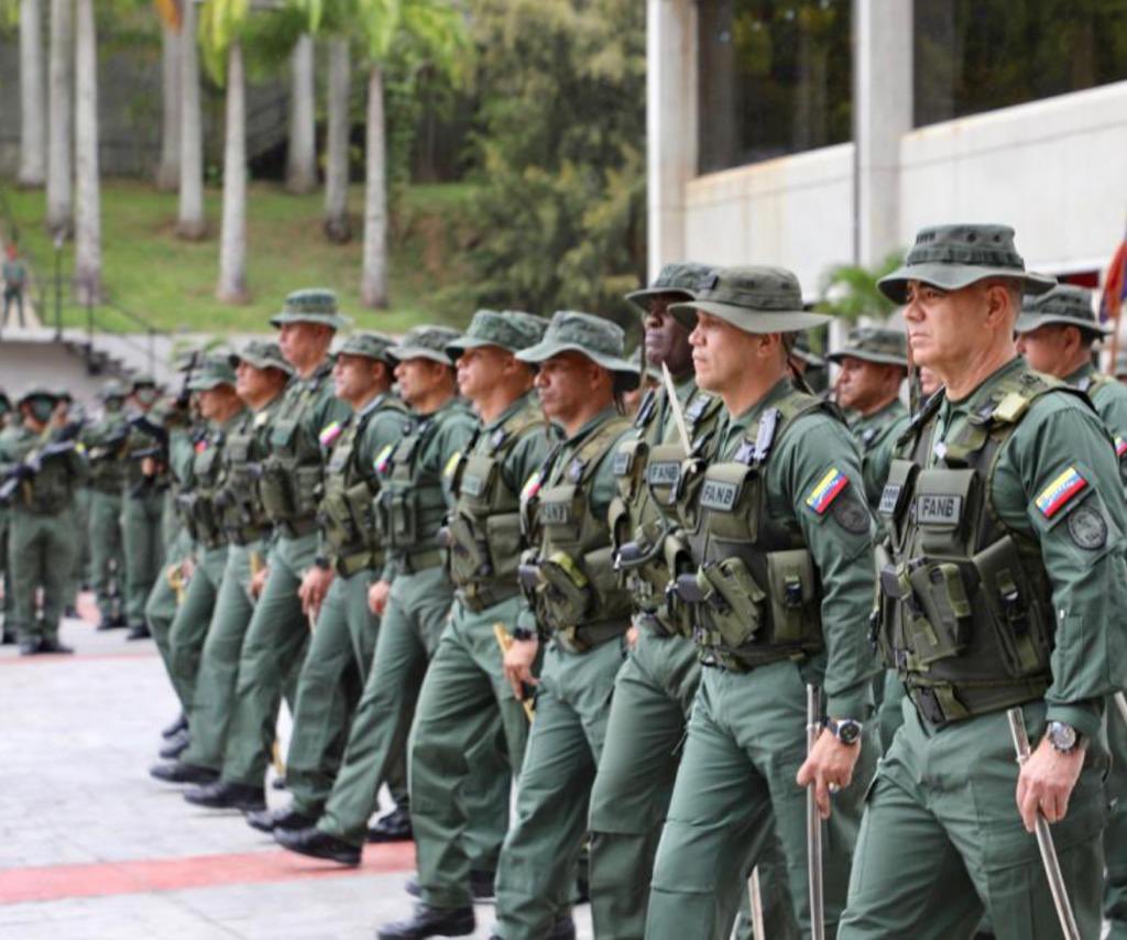 RT ||  La #FANB ha demostrado en la ejecución de las más complejas misiones, que el patriotismo y la virtud militar ¡Todo lo pueden! Venezuela y nuestro pueblo han sido testigo en innumerables ocasiones. Nos seguimos preparando para enfrentar cualquier amenaza. ¡Adelante siempre!