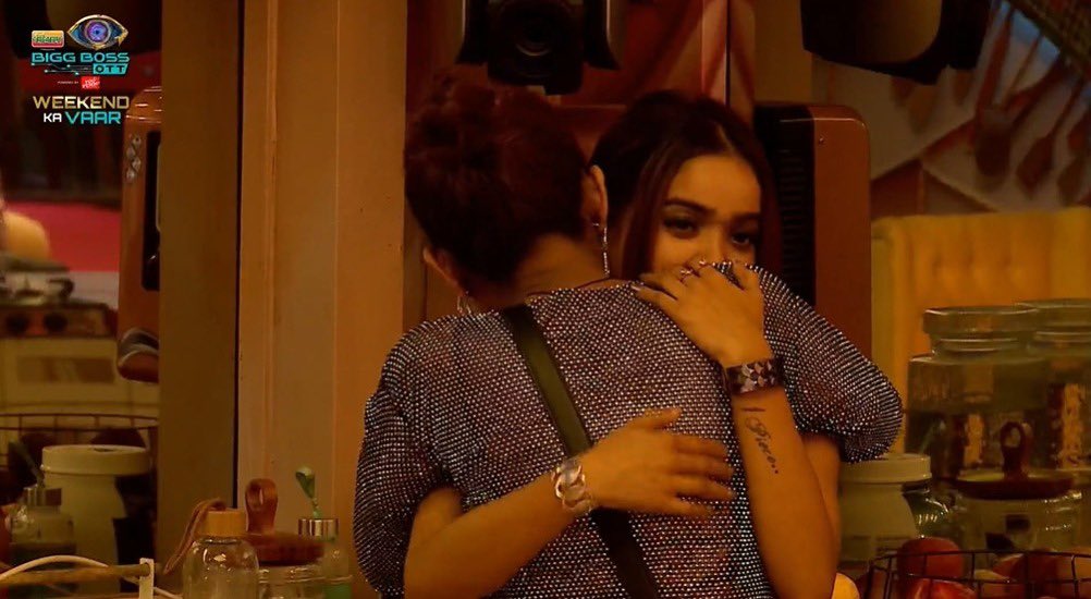 HotstarReality's tweet photo. Housemates ne Manisha Rani ko banaya culprit!😱

Know more on #WeekendKaVaar with Salman Khan, now streaming free only on #JioCinema

https://t.co/Nfmj7B7MFL

#BBOTT2onJioCinema #BiggBossOTT2
@BeingSalmanKhan https://t.co/buHvenoYfV