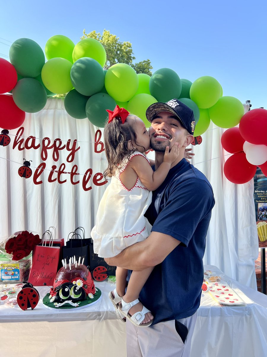 martinez___26's tweet photo. Who said you can grow so damn fast 🥲happy birthday to my best friend ❤️🐞 https://t.co/NEoMXz8a4A