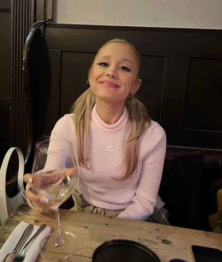 arianasfe's tweet photo. wicked  ari  in  pink  🎀 https://t.co/pOzUyMVoah
