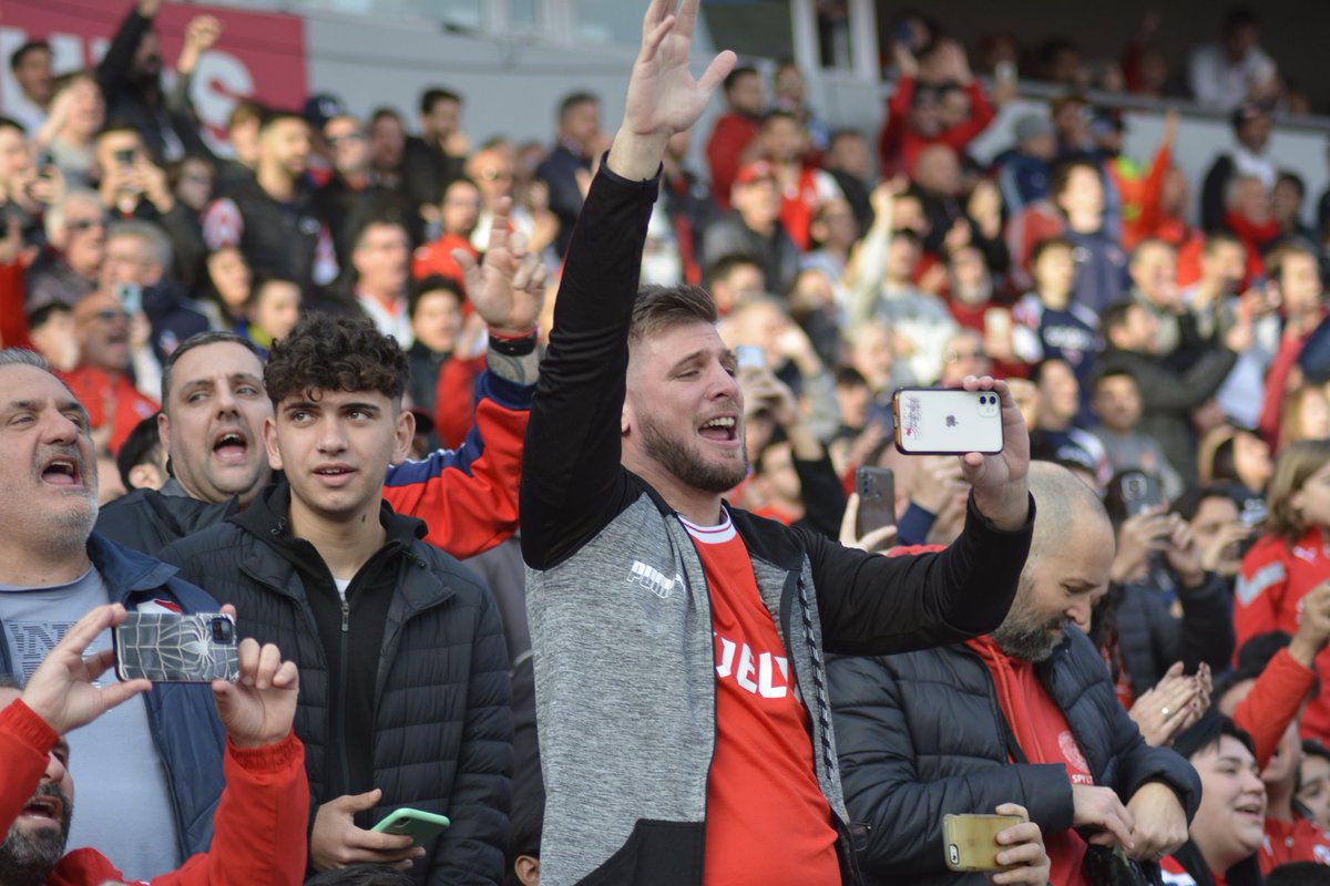 InfiernoRojo's tweet photo. Porque están en las buenas y en las malas, siempre por amor a #Independiente.
🔴 Todas las fotos estarán en https://t.co/QMZvlKbWIl
📸 @sofifranzoia
#todorojo #buscate #hinchas #socios #hinchada #reydecopas #orgullonacional https://t.co/qedXxJ36ho