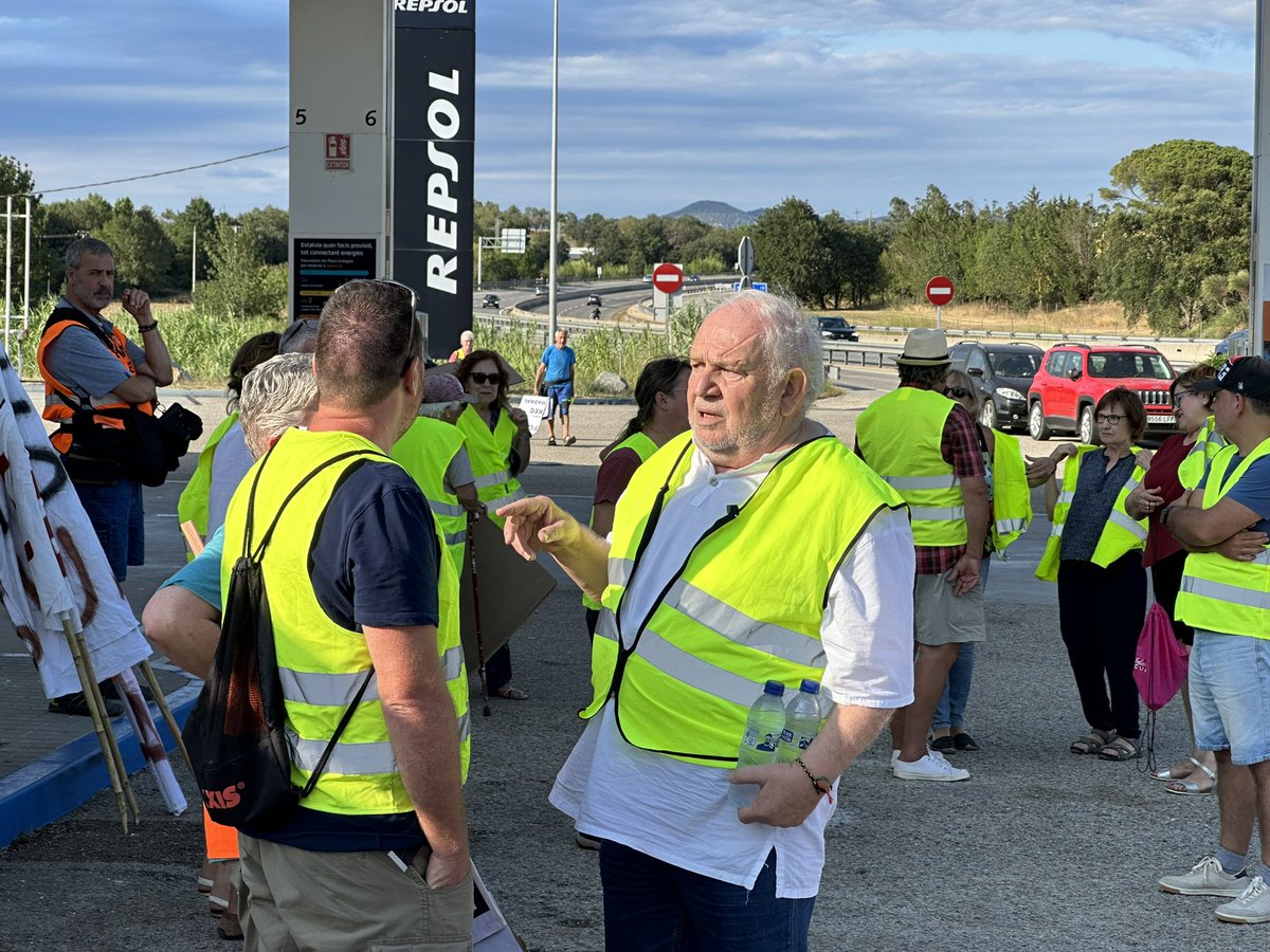 marc_elpoll's tweet photo. 📣 Comencen a arribar els manifestants contra #RecMadral. 

⏰A les 19 està previst que tallin la @transitc35 a #Llagostera en direcció Barcelona. @mossos https://t.co/UFDUkiTO2l
