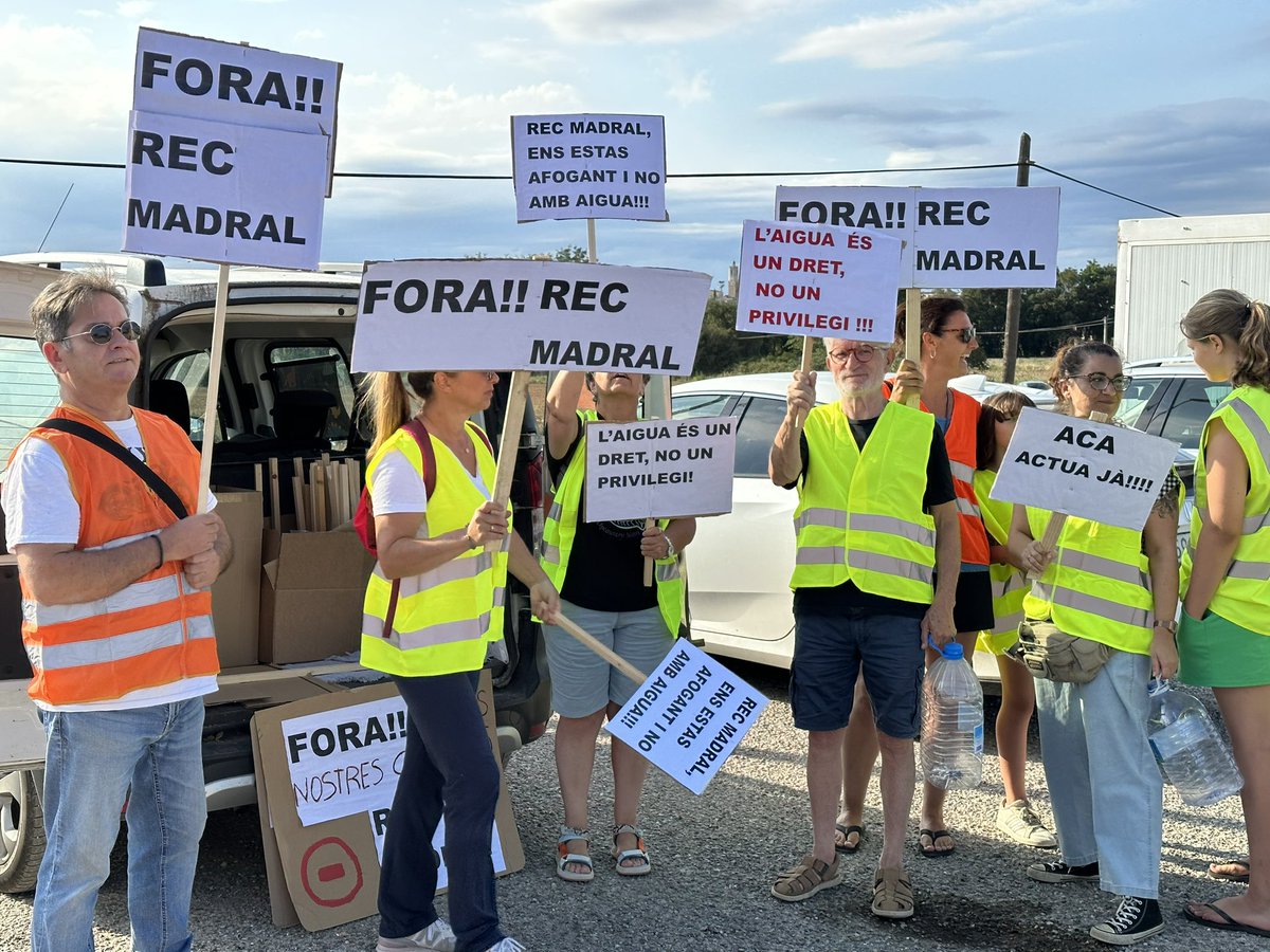 marc_elpoll's tweet photo. 📣 Comencen a arribar els manifestants contra #RecMadral. 

⏰A les 19 està previst que tallin la @transitc35 a #Llagostera en direcció Barcelona. @mossos https://t.co/UFDUkiTO2l