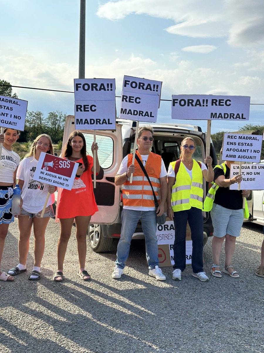 marc_elpoll's tweet photo. 📣 Comencen a arribar els manifestants contra #RecMadral. 

⏰A les 19 està previst que tallin la @transitc35 a #Llagostera en direcció Barcelona. @mossos https://t.co/UFDUkiTO2l