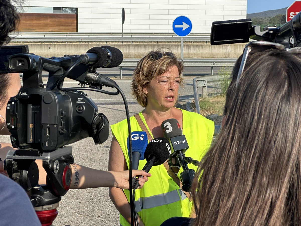 marc_elpoll's tweet photo. 📣 Comencen a arribar els manifestants contra #RecMadral. 

⏰A les 19 està previst que tallin la @transitc35 a #Llagostera en direcció Barcelona. @mossos https://t.co/UFDUkiTO2l