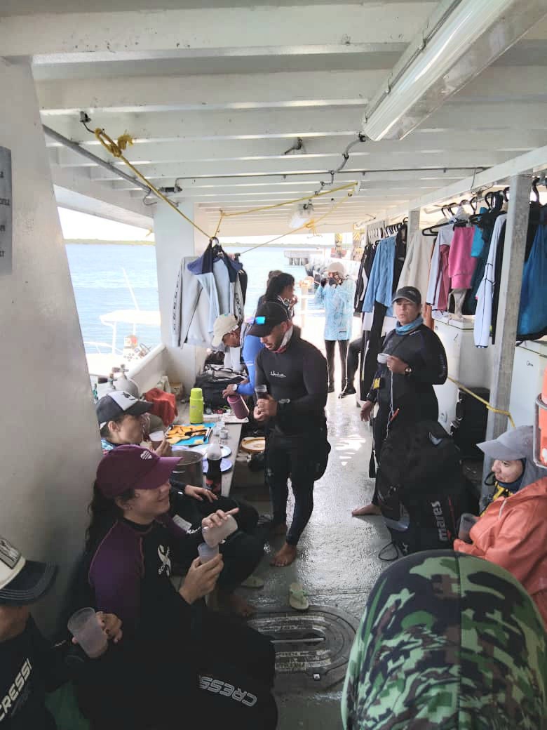 Tripulantes de Oceans for Youth inician monitoreo en zona de arrecifes coralinos y tiburones en Puerto Padre, guiados por José A. Álvarez Molina, director de esa Unidad Empresarial de Base de la Empresa Pesquera de Las Tunas. #BojeoACuba #NaturalezaSecreta #MedioAmbiente