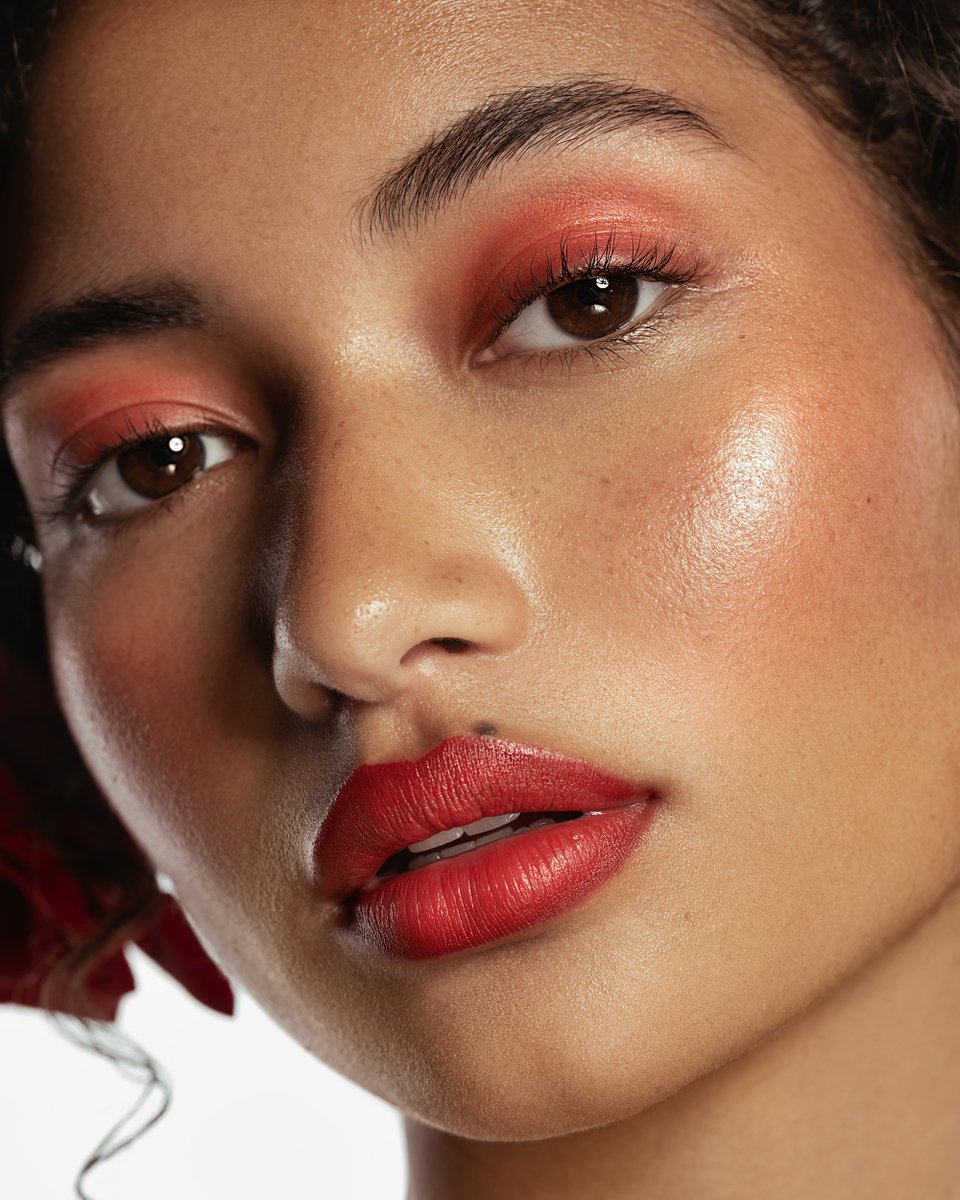 ZSuttonPhoto's tweet image. Oh hey. What's up?

model - @athenakatoanga
photo - @zsuttonphoto
hair - @dionahaustgenhair
mua - @bethfollertmakeup

Lighting by @profoto. Camera used @fujifilmx_us GFX 100s

#beauty #makeupinspo #beautyphotography #LAphotography #studio #profoto #fujigfx100s