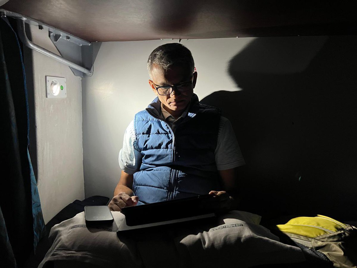krishnabgowda's tweet photo. After the meaningful felicitation of 1200 meritorious students, I am off to Gulbarga by  night train. Using the spare time in the journey to catch up on files through the very useful E-file, online E-Office. https://t.co/XRM5FYoHNx