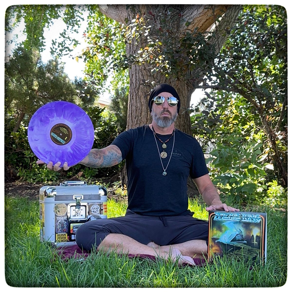 Thunder in your hands
Will you light it? 

Silver Man in the Sky by #FaerieRing from Weary Traveler as featured on Riff Häven Episode 334
 
#RiffHaven #vinyloftheday #RecordoftheDay #VinylRecords #Vinyl #StonerRock #HeavyRock #HeavyPsych #FuzzRock #HeavyMetal #HardRock