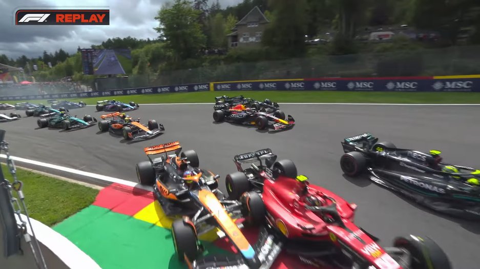 Y por qué nadie está hablando del espacio que tenía Sainz hasta Hamilton...? 

O de que Piastri tenía medio coche ya el interior.

Todo lo que leo es que Piastri es un kamikaze y se ha metido a lo loco, cuando no es ni mucho menos así.