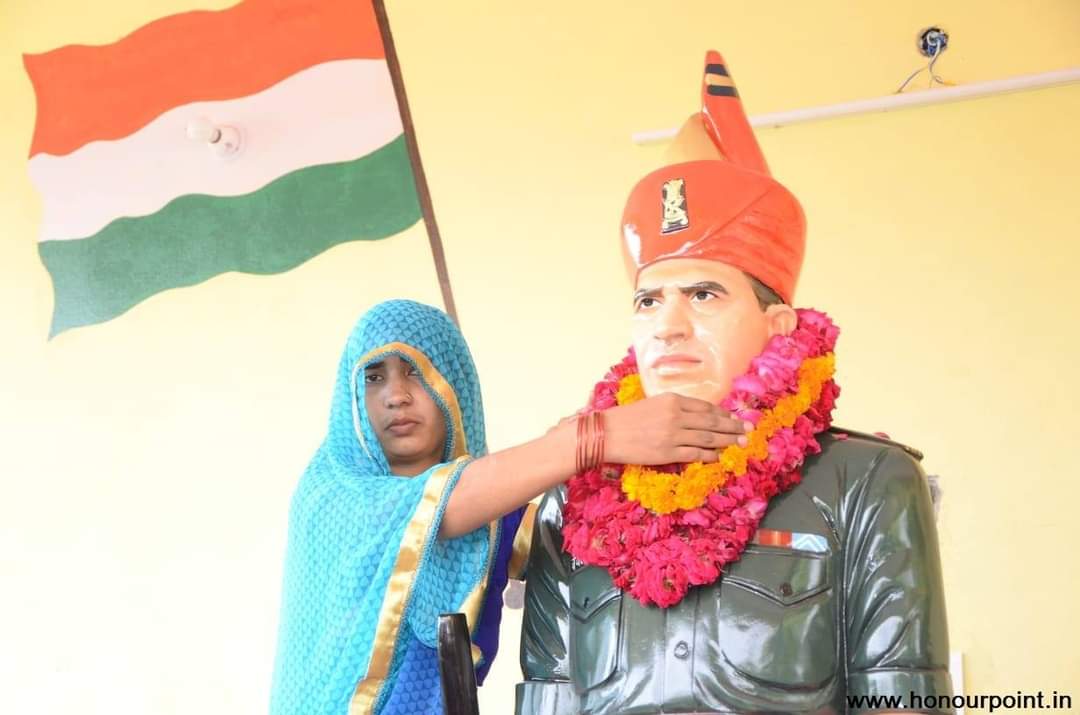 ChSatishSingh3's tweet image. आज बड़े भाई सेना मेडल से सम्मानित शहीद बबलू सिंह कि आज सातवीं वी पुण्यतिथि है आज ही के दिन मां भारती की रक्षा करते हुए 30 जुलाई  को वीरगति को प्राप्त हुए थे 18 जाट unit @arungovil12 @adgpi @ChinarcorpsIA @IaSouthern @NorthernComd_IA @ArmyTimes @IAF_MCC @GauravGarg82 #jatregiment