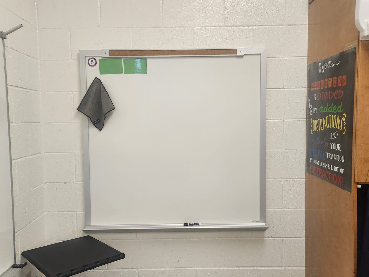 stacyrsalter's tweet photo. @hfemiway #Henry360 classroom in room 315 is ready for students with 12 whiteboards. Building thinking classrooms one marker and whiteboard at a time. It's going to be the #BestFirstDayEverHCS @Math_HCS @boyle_lindsay https://t.co/zBJ6BryQEz