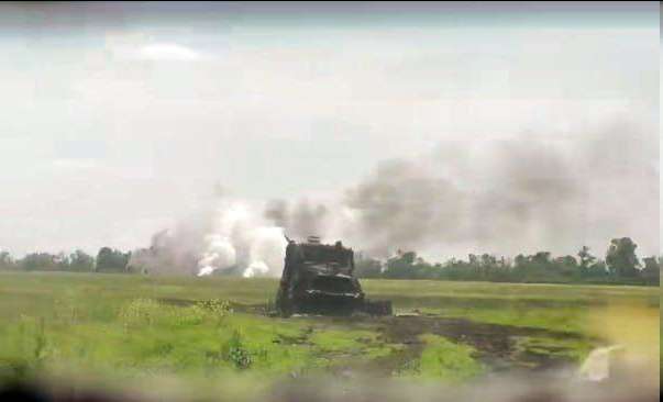 dan_defa's tweet image. یک دستگاه خودروی محافظت شده ضد مین و کمین اوکراینی مدل #MaxxPro تولید دو مجموعه آمریکایی و اسرائیلی نویستار دفنس و پلاسان ساسا که برای مشارکت در جنگ شرکت داده شده بود نابود شد
این خودرو که بنا بود در برابر مین و ترکشهای توپخانه مقاومت کند تو زرد از آب در آمد!

 #UkraineRussiaWar