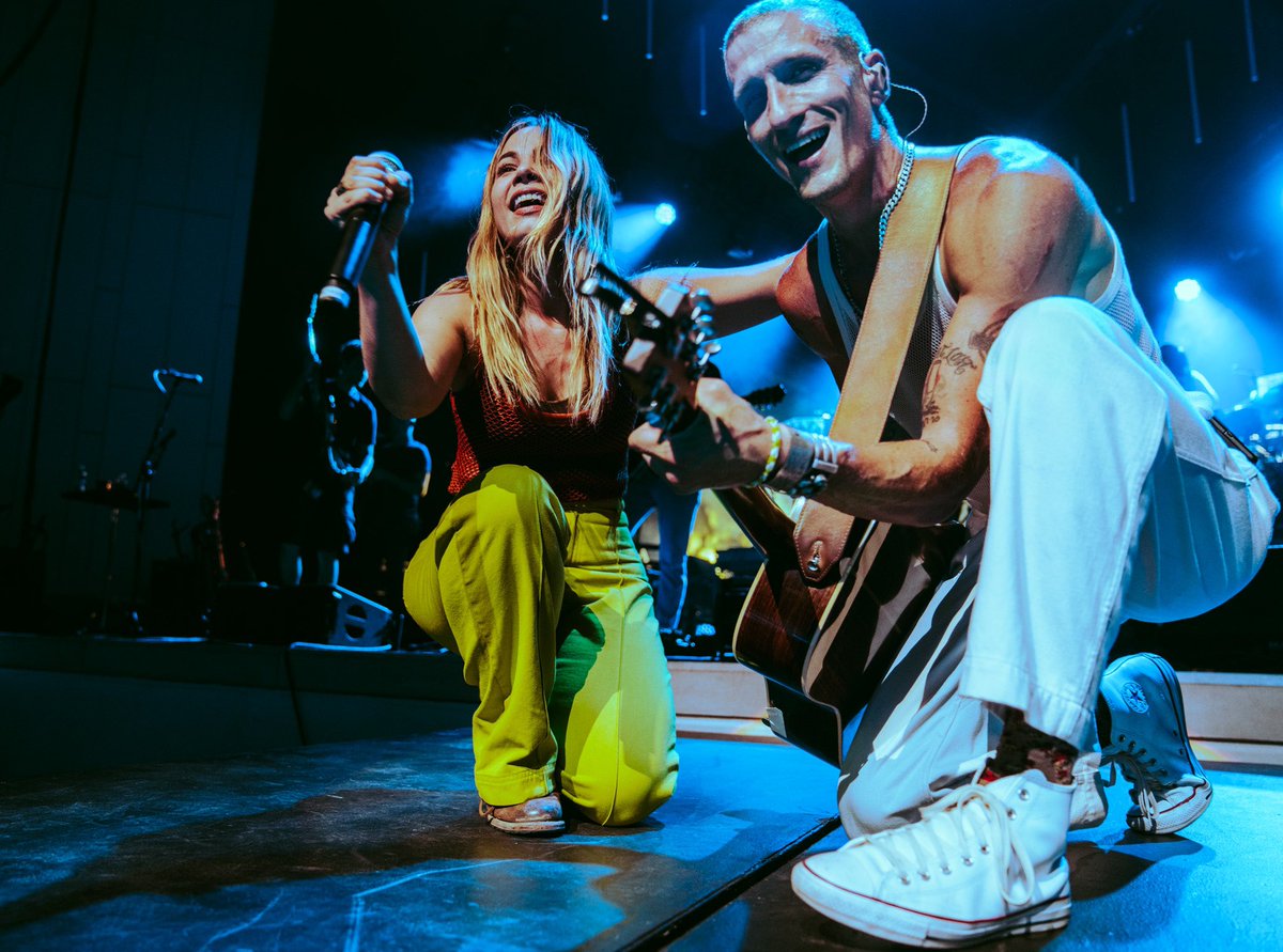 therevivalists's tweet photo. It’s always an incredible vibe when our friend  @MaggieKoerner shows up to the party. Those boys in @bandofhorses have been throwin’ down too🔥🔥 #meshing 

#therevivalists #bandofhorses #maggiekoerner 

📸: @thesadpunk_ https://t.co/9AuZddOQ4T