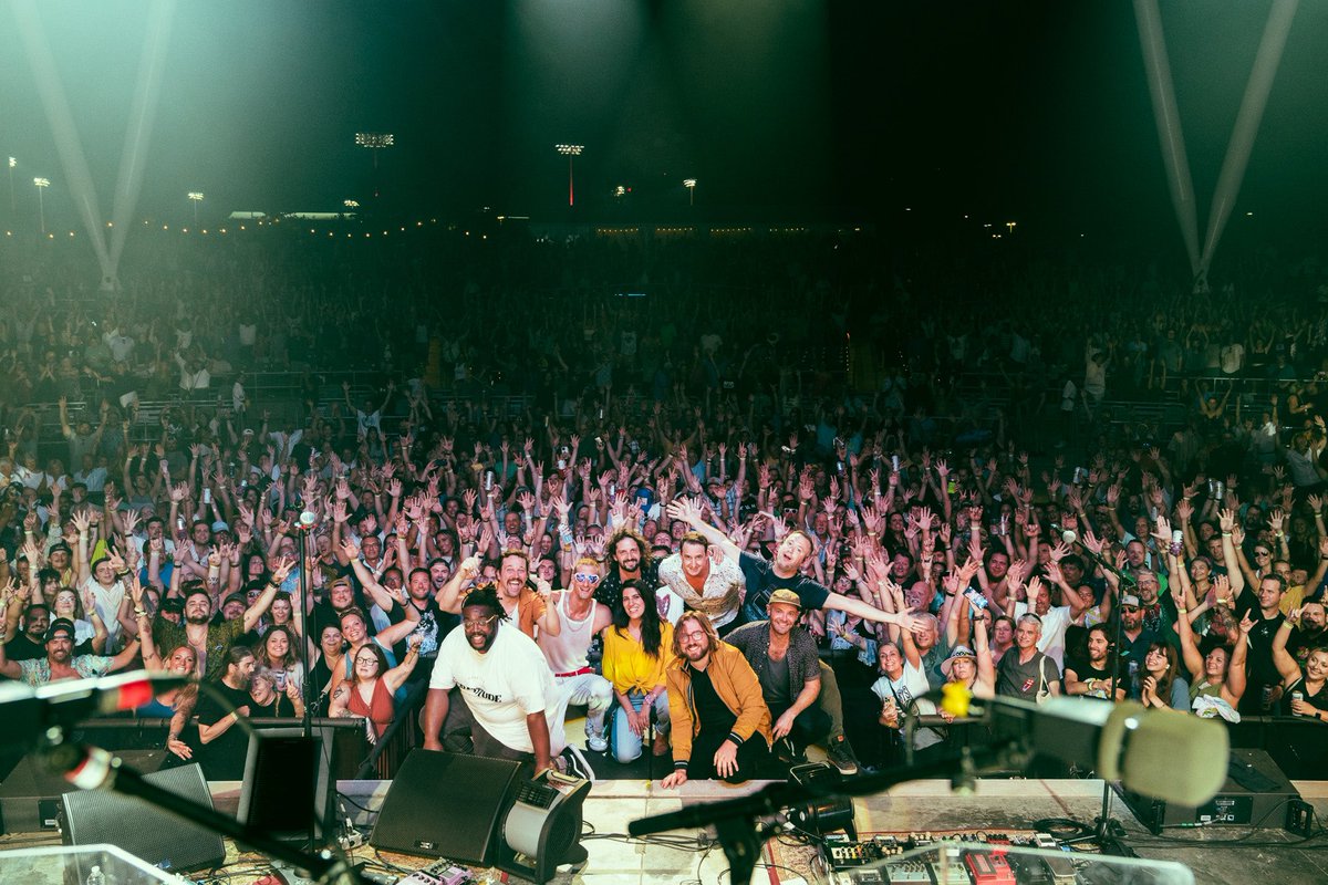 therevivalists's tweet photo. It’s always an incredible vibe when our friend  @MaggieKoerner shows up to the party. Those boys in @bandofhorses have been throwin’ down too🔥🔥 #meshing 

#therevivalists #bandofhorses #maggiekoerner 

📸: @thesadpunk_ https://t.co/9AuZddOQ4T