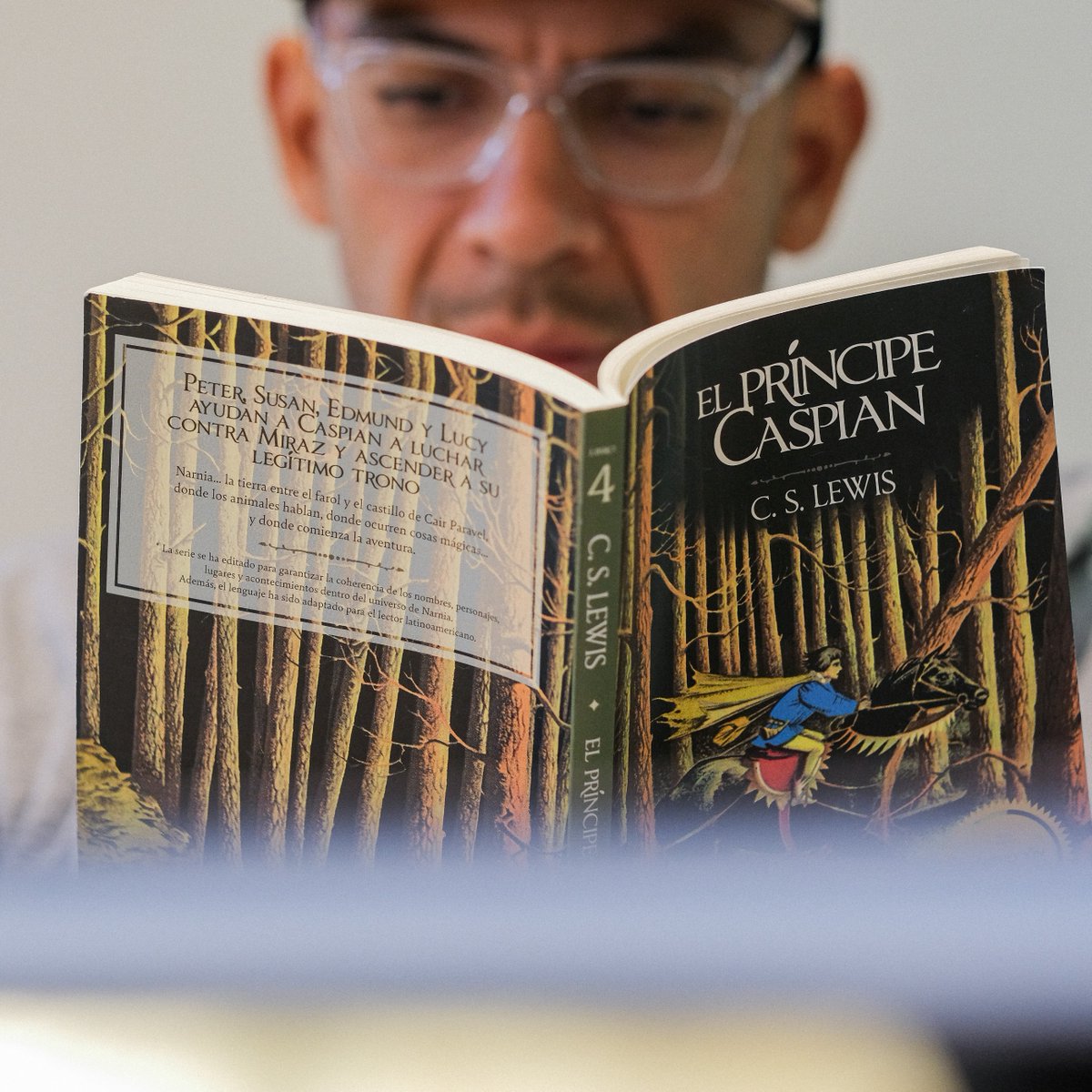 «Por lo tanto, por virtud nuestra y del Sumo Monarca, serás rey de Narnia, señor de Cair Paravel y Emperador de las Islas Solitarias. Lo serás tú y lo serán tus herederos mientras dure tu estirpe».