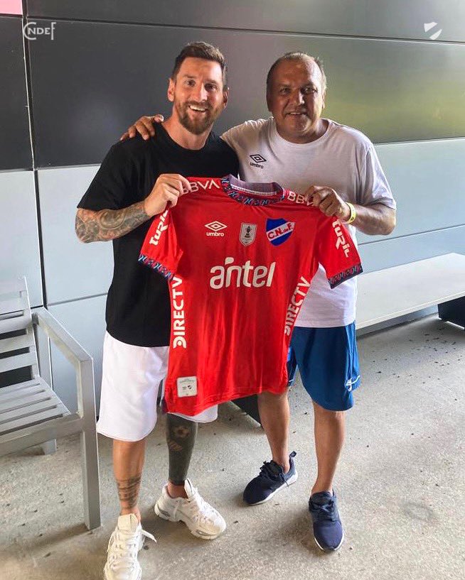 Con la del Decano 👕🤩

Nuestro embajador Rubén Sosa con Leo Messi  🙌🏼🔟

#ElClubGigante 🔵⚪️🔴
