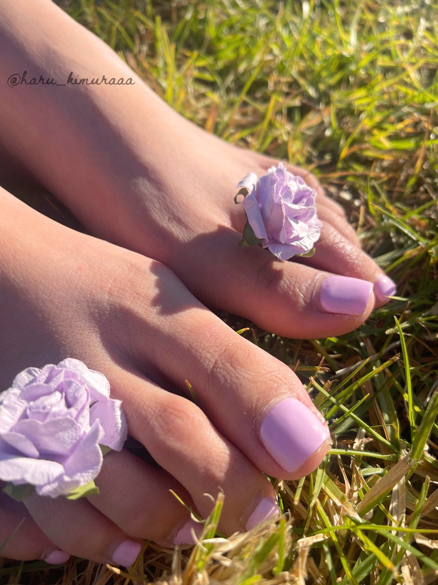haru_kimuraaa's tweet photo. ✨🌸soft launch🌸✨of my smooth feet getting real comfy on the grass. which one is your favourite? ( ^ω^ ) #feet #feet_lover #feetfinder #feetworshi̇p https://t.co/V57LO4sg1o