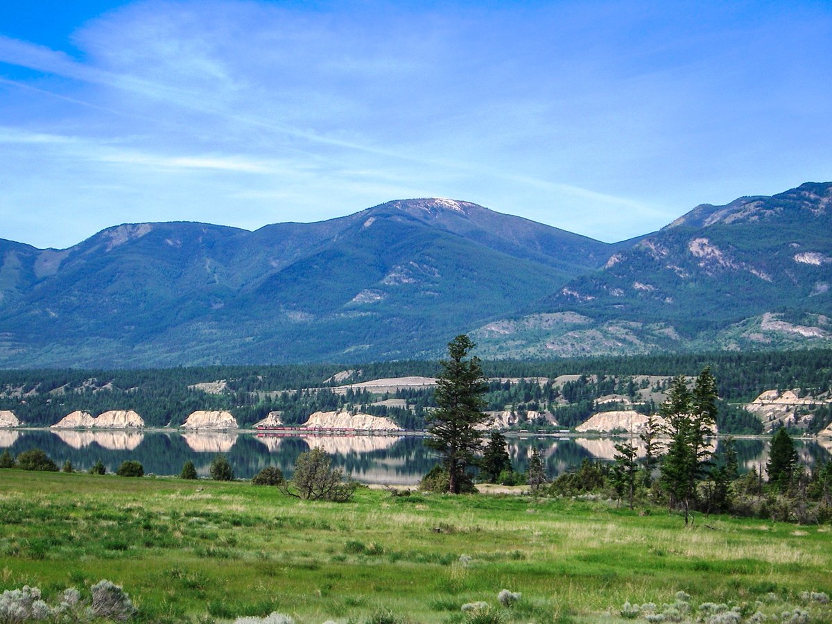 Explore beautiful, untouched Columbia Lake Provincial Park! With 3km of undeveloped beach area + incredible lake + mountain scenery, it's perfect for the outdoor adventurer looking for a serene experience!

 10 min drive from #FairmontHotSpringsResort

columbiavalley.com/parks/columbia…