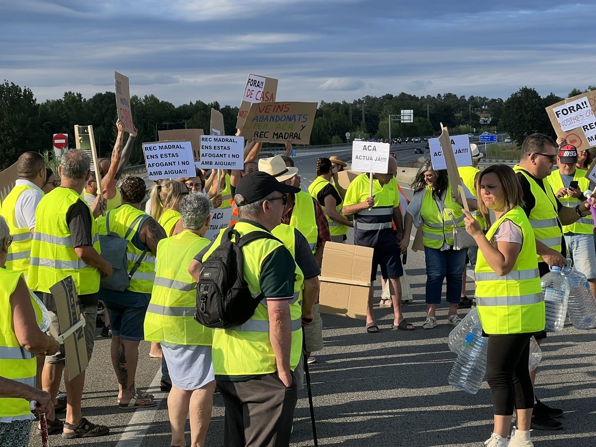 LlagosteraRadio's tweet photo. Els veins de Selva Brava i Font Bona de Llagostera tallen la C-35 en sentit BCN com a protesta pels talls constants d’aigua de Rec Madral https://t.co/R8dWdq91HH