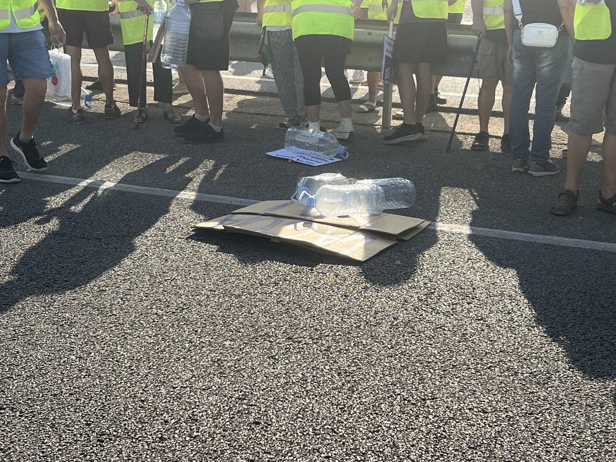 LlagosteraRadio's tweet photo. Els veins de Selva Brava i Font Bona de Llagostera tallen la C-35 en sentit BCN com a protesta pels talls constants d’aigua de Rec Madral https://t.co/R8dWdq91HH
