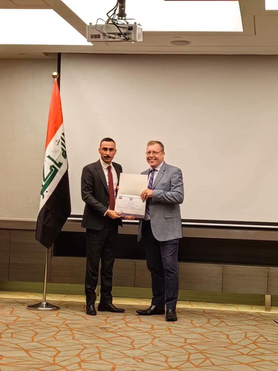 خطوا أبلجن .. قد جربوه الطيبين 
لا مرة ... ولا مرتين ... ولا عشر 
وليا تبيّن.. موقفٍ قاسي .. يبين
وياخذ شهادة حسن تدبير وشكر

مُبارك #عبدالعزيز_بن_شفگ_الراضي حصولك على شهادة مدرب في أساليب التحقيق الدولية مع المتهمين والشهود من الفريق البريطاني المُعتمد في العراق 

١٤٤٥ هـ