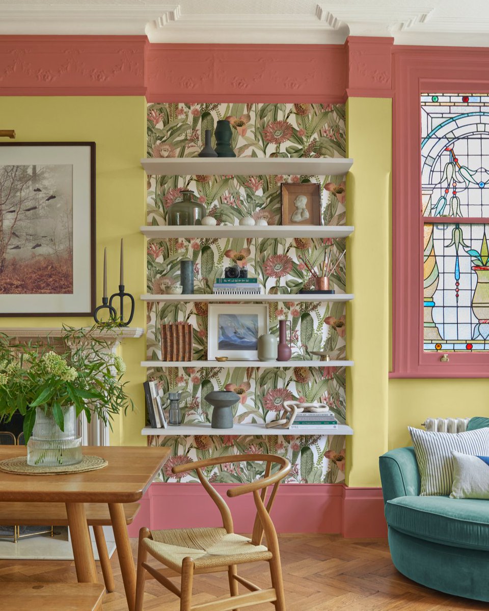 GrahamandBrown's tweet image. Taking colour to the max! Tigerlily Lush offers a creative background to living room shelves, while surrounded by colours of yellow Chickadee &amp;amp; pink Bittersweet paint. 🐥💗

#yellowpaint #pinkpaint #floralwallpaper #maximalistinteriors