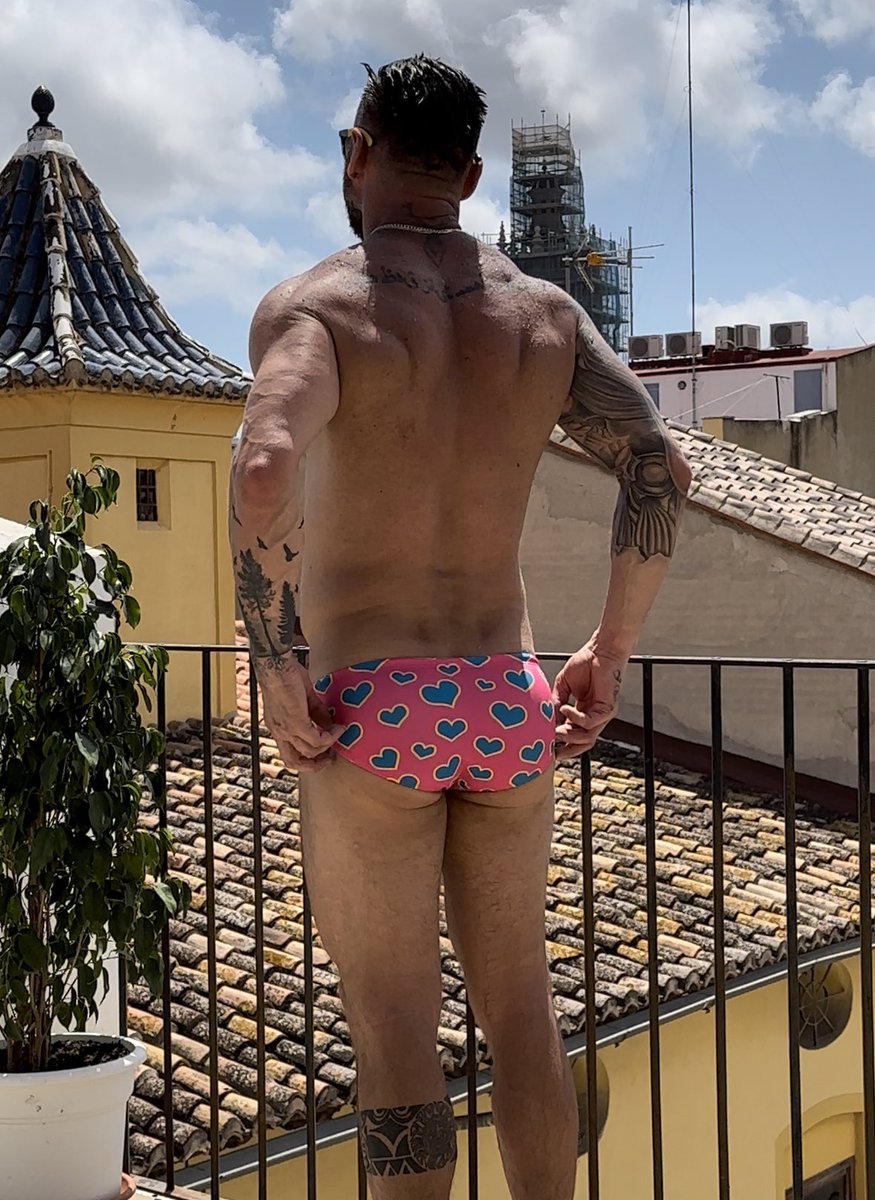 Enjoying the Spanish summer 
#gay #holiday #sexygay