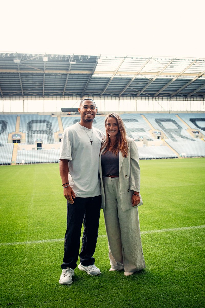 milannina's tweet photo. Ik ga het Fries volkslied missen, maar klaar voor een nieuw avontuur met deze topper! #newchapter #heerenveen #coventrycity #milanvanewijk #cheersmate #proud https://t.co/aLfjzVaK6W