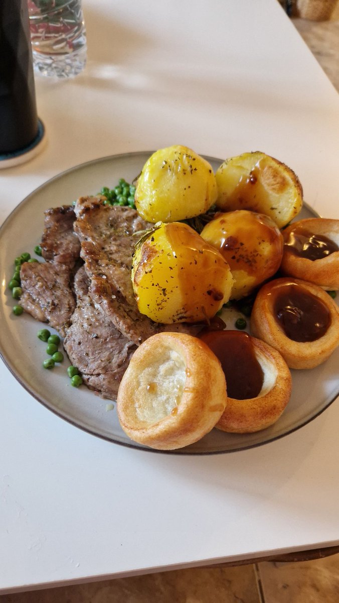 charli_says's tweet photo. Who cooks roast dinner when it's 40 degrees outside. #BeingBritish https://t.co/QrhfUEXioI