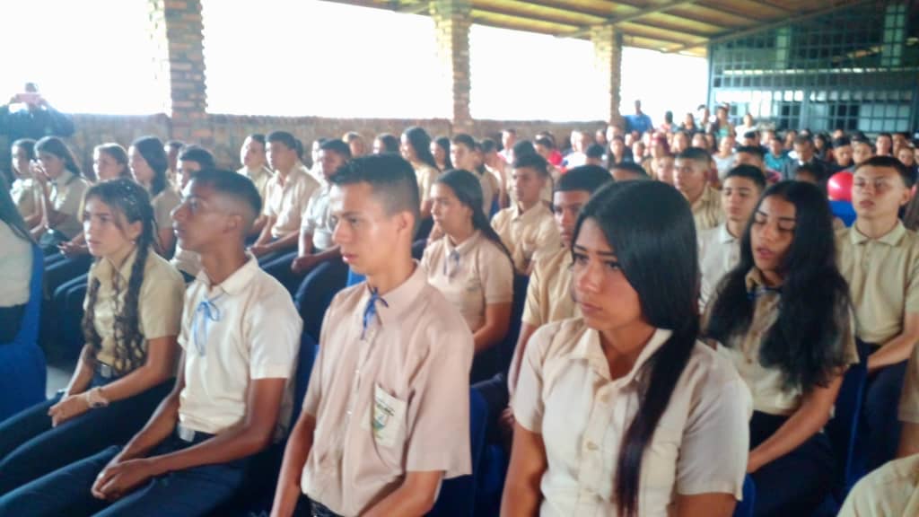 Promo XV del Liceo Nacional Cipriano Castro, Misa y acto de grado. #VegaDeAza municipio #Torbes #Tachira ¡Felicitaciones!, Generación de Oro. #PromoXV | <a href="/_LaAvanzadora/">Yelitze Santaella</a> <a href="/Berzabethg1/">Berzabethgandicaoficial</a> <a href="/CDCETachira/">CDCE Táchira</a> <a href="/Crazet2011/">Crazet2011</a> @MPPEDUCACION