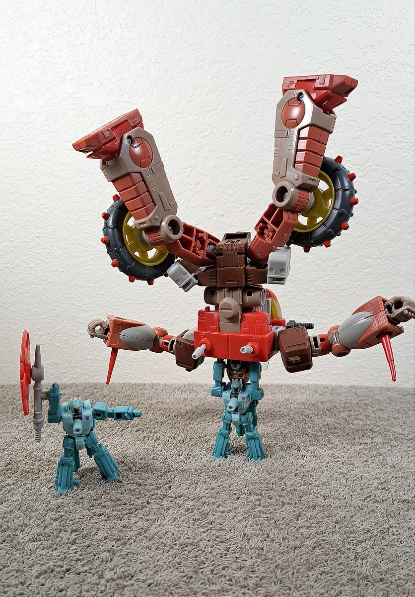 Goodfella7817's tweet photo. #theflamethrowertwins showing #wreckgar how easy it is #power #Transformers #balancing #balancingact #armday #cybertron #sundayvibes #toys https://t.co/g7VlW7Ji3p