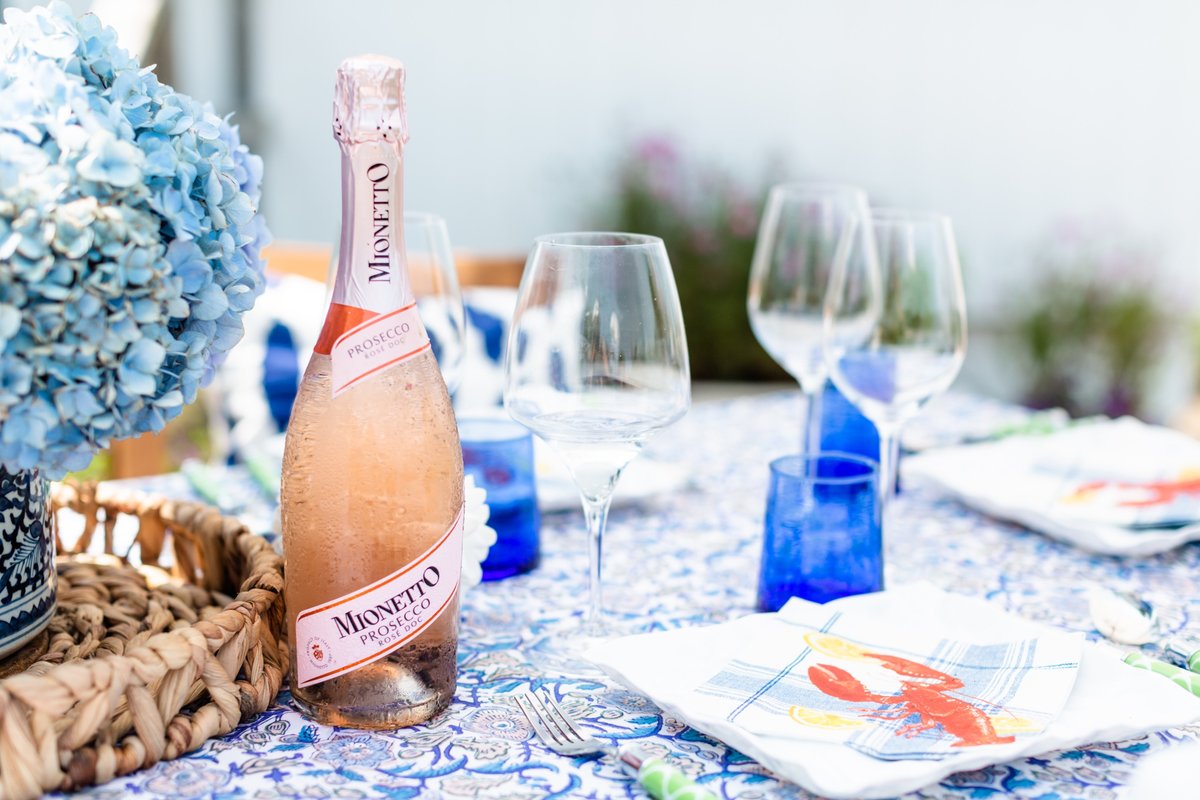 sarahstonecom's tweet photo. On this glorious Sunny Sunday, we’re treating ourselves to a delightful lunch with the local infamous lobster roll, washed down with a refreshing glass of my favourite Rosé sparkler, Mionetto Prosecco. 🦞🥂
Why do the weekends pass by at the blink of an eye? I believe in living l https://t.co/bVsiDvaydC