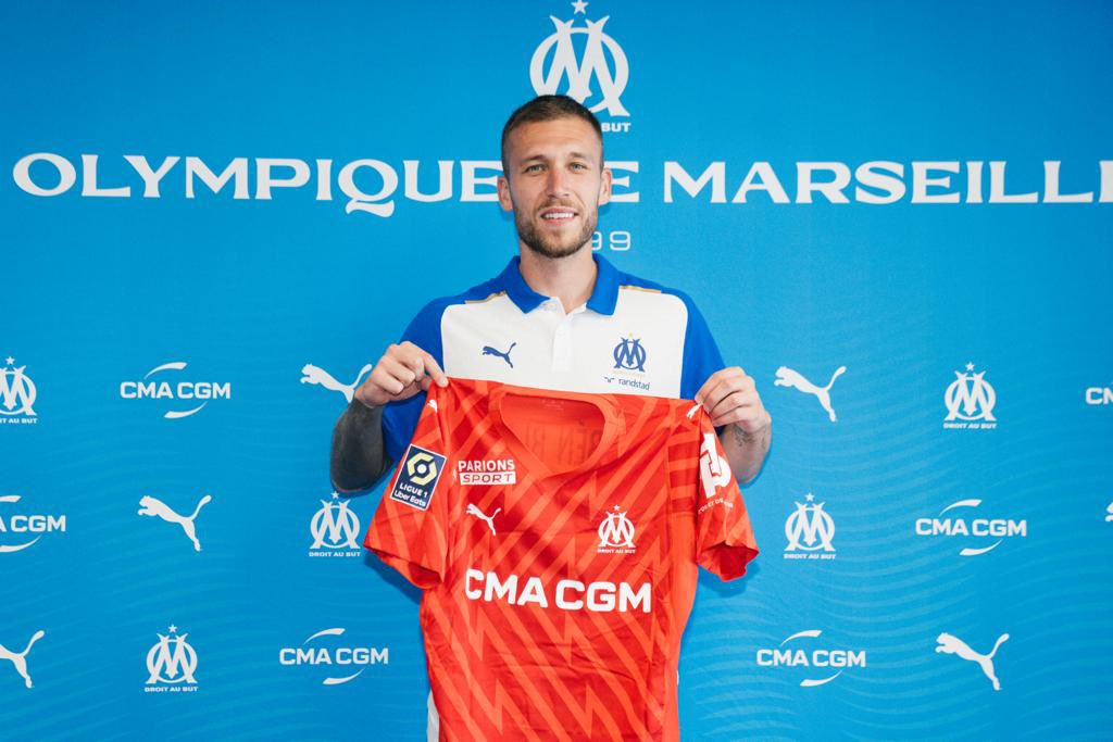 RubenBlancoTeam's tweet photo. Feliz de formar parte de la familia del @OM_Officiel y de presentaros mis redes.Gracias a ellas podré estar más cerca de vosotros⚽️Très heureux de rejoindre la famille @OM_Officiel et de vous présenter mes réseaux sociaux. Je pourrai désormais être plus proche de vous #TeamOM🔵⚪️ https://t.co/70MI8PIzBt