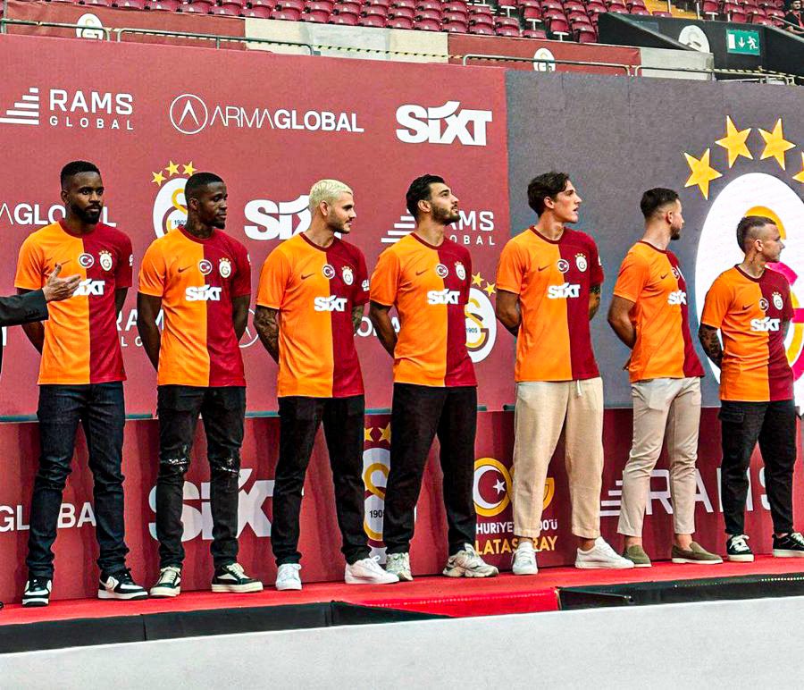 Türkiye’de yapılmış en pahalı ve en kalabalık imza töreni! 

🇮🇹 Nicolo Zaniolo: 27.000.000€

🇨🇮 Wilfried Zaha: 22.000.000€

🇦🇷 Mauro Icardi: 19.000.000€

🇪🇸 Angelino: 12.000.000€

🇨🇩 Bakambu: 5.000.000€

🇹🇷 Kaan Ayhan: 3.700.000€

🇹🇷 Halil Dervişoğlu: 2.000.000€

💶