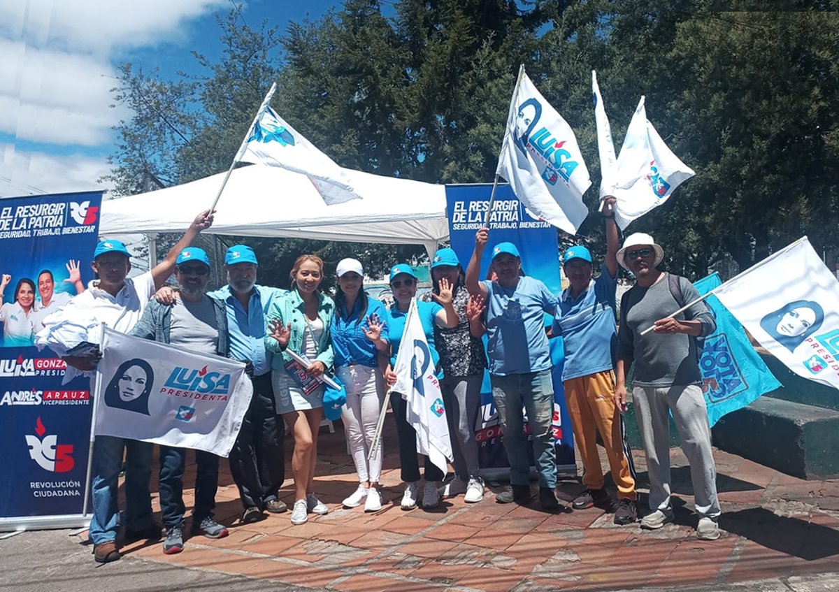 heraldo_orrego's tweet photo. ¡ Trabajando por la recuperación de la Patria !

Ayer sábado apoyé el trabajo de los compas de los colectivos ECUADOR SOBERANO y PARROQUIA KENNEDY RC5.

Con alegría entregamos volantes y afiches junto con mensajes de esperanza e invitando a votar por el binomio de LUISA y ADRÉS. https://t.co/y8d31aeWJT